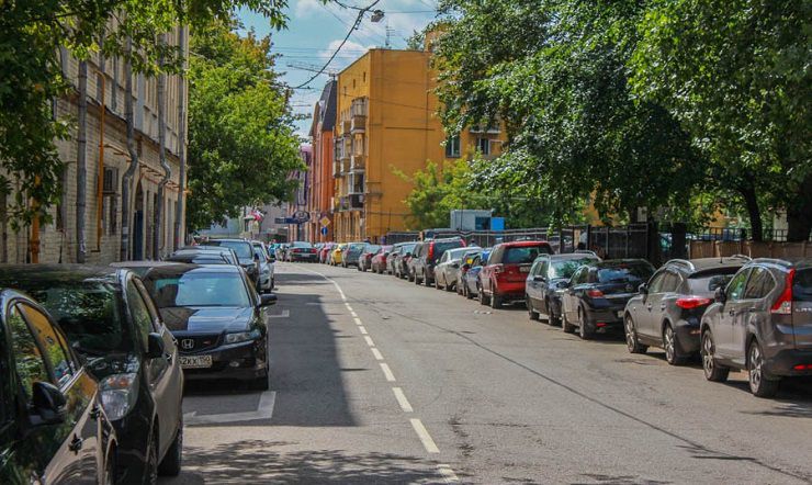 Без парковки в житлових кварталах: навіщо це потрібно і куди подіти машини
